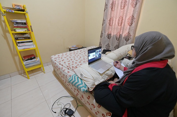 COVID-19 has forced students and researchers around the world to conduct their learning and fieldwork online / ILO cc